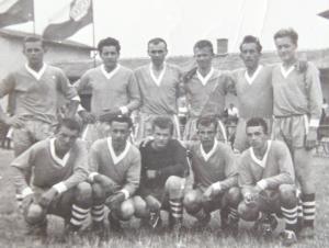 I.mužstvo z roku 1963 při Slavnostním otevření nového fotbalového hřiště